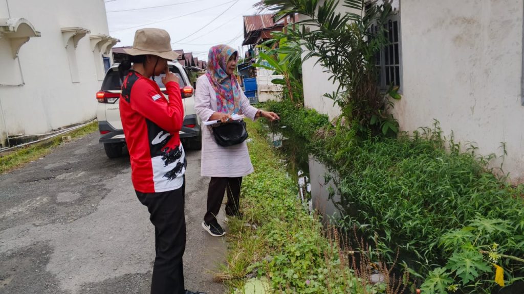 PENILAIAN: Tim juri saat melihat secara langsung berbagai obyek penilaian drainase lomba RT bersih yang melibatkan 3 kelurahan di wilayah Kota Tanjung Selor.