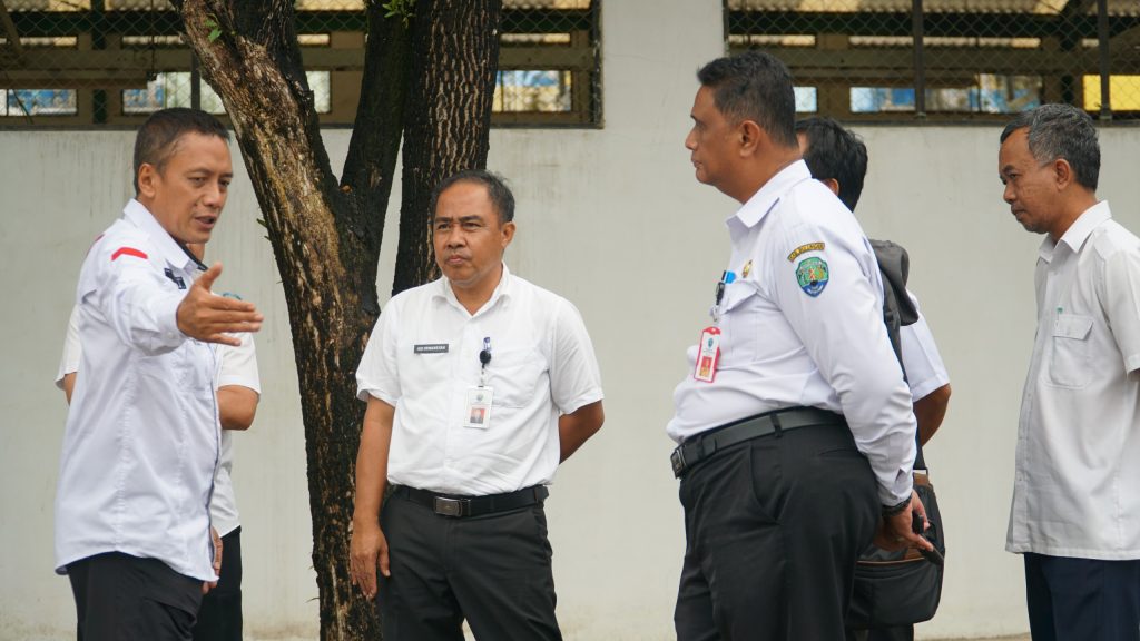 BERI ARAHAN: Sekretaris Daerah Kabupaten Bulungan H.Risdianto, S.Pi.M.Si saat meninjau langsung kondisi Pasar Induk dan memberikan arahan pada OPD teknis untuk melakukan penataan secara menyeluruh.