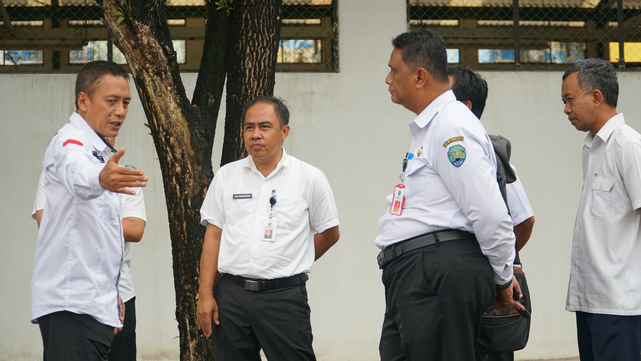 BERI ARAHAN: Sekretaris Daerah Kabupaten Bulungan H.Risdianto, S.Pi.M.Si saat meninjau langsung kondisi Pasar Induk dan memberikan arahan pada OPD teknis untuk melakukan penataan secara menyeluruh.