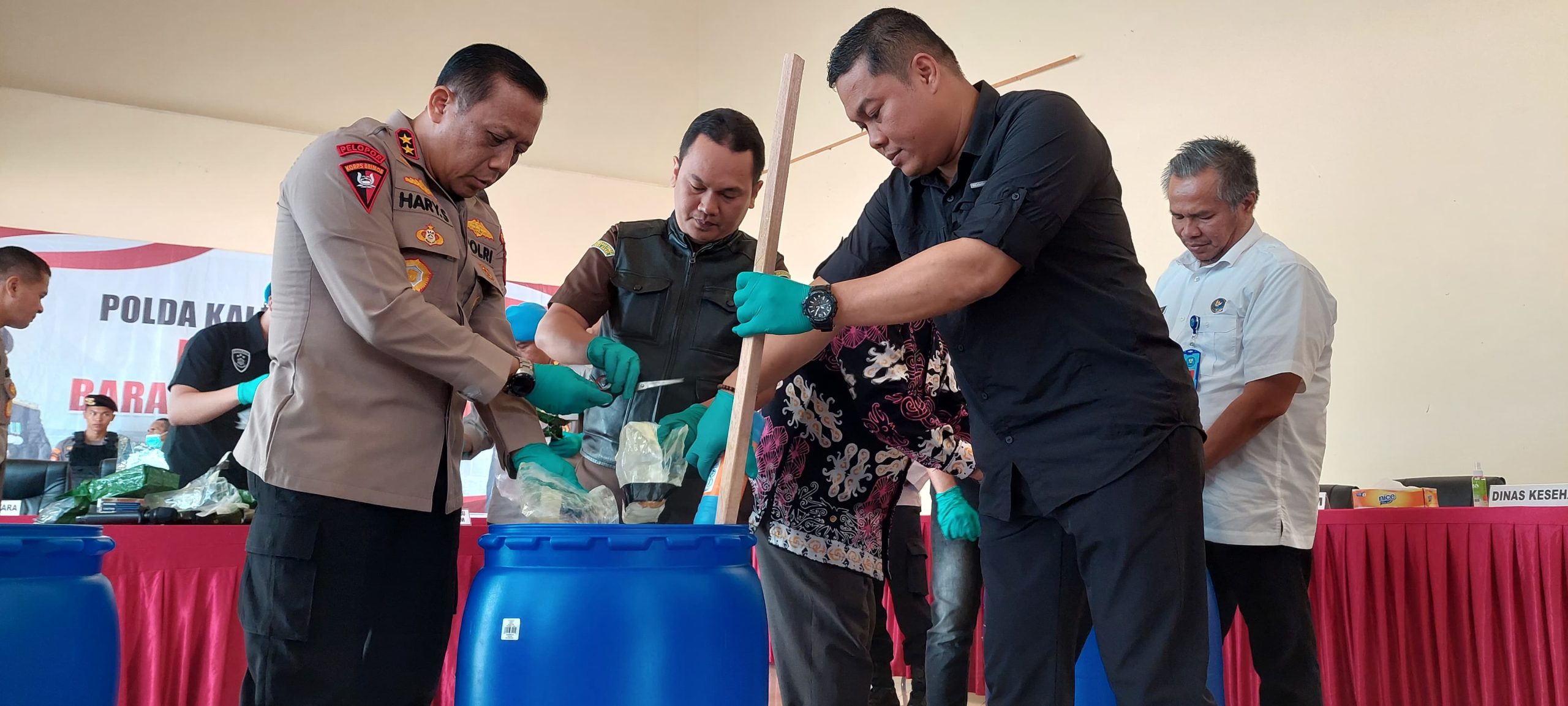 DILARUTKAN : Kapolda Kaltara bersama instansi terkait memusnahkan BB sabu pengungkapan kasus periode Juli.
