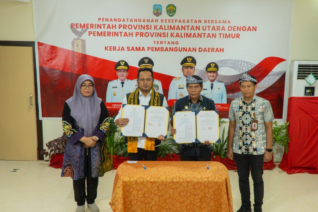 KERJASAMA : Gubernur Kaltara Dr. H. Zainal A. Paliwang, S.H., M.Hum bersama Gubernur Kaltim, H. Rudy Mas’ud. S.E., M.E., menandatangani Kesepakatan Bersama Pembangunan Daerah, berlangsung di Swiss-Belhotel, Kamis (7/8).
