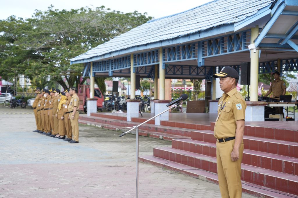 APEL PAGI : Asisten Bidang Pemerintahan dan Kesejahteraan Rakyat Setprov Kaltara, H. Datu Iqro Ramadhan, S.Sos., M.Si memimpin apel pagi gabungan di lingkup Pemprov Kaltara di Lapangan Agatis, Senin (11/8) pagi.