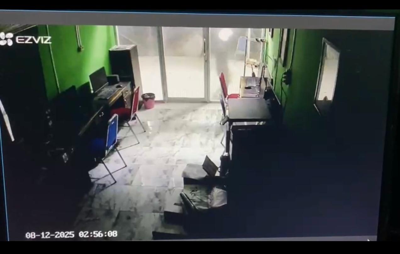 TEREKAM: Tangkapan layar CCTV ruang redaksi Koran Kaltara merekam 2 orang terduga pelaku yang mencba menintimidasi aktivitas kerja jurnalistik Koran Kaltara.