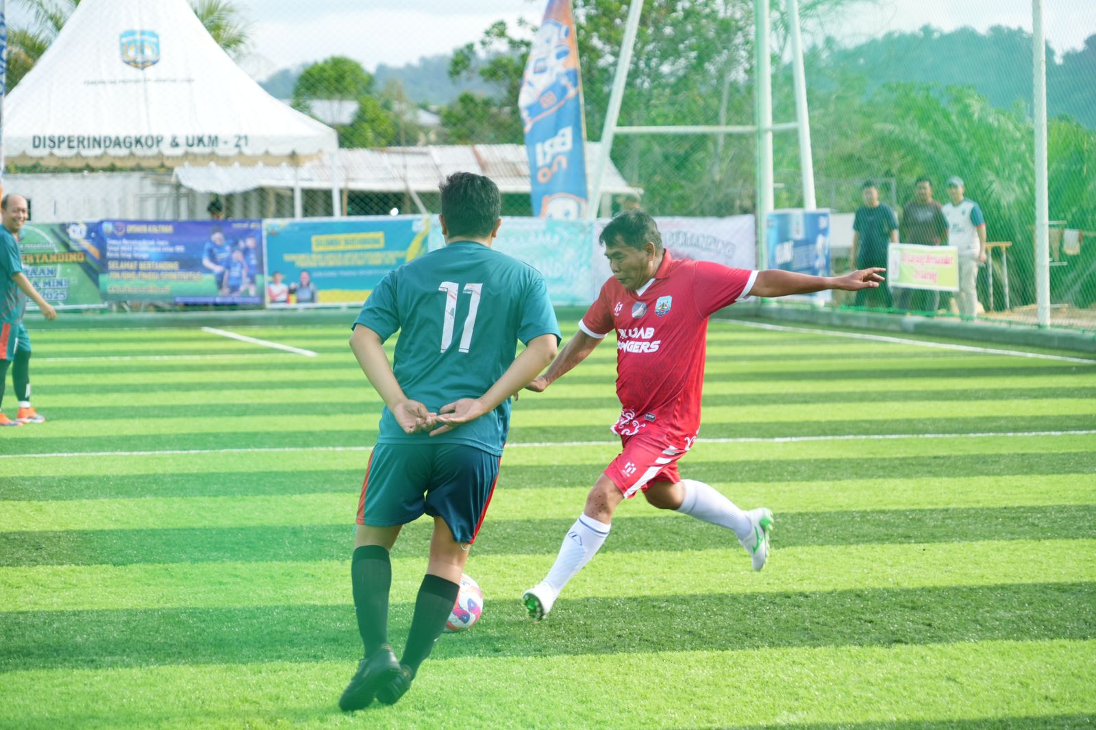 OPEN TOURNAMENT : Gubernur Kalimantan Utara, Dr. H. Zainal A. Paliwang, S.H., M.Hum resmi membuka Turnamen Mini Soccer Antar Organisasi Perangkat Daerah (OPD) Provinsi Kaltara yang digelar di Lapangan Sepak Bola Mini Aryyaguna KM.4, Senin (18/8).