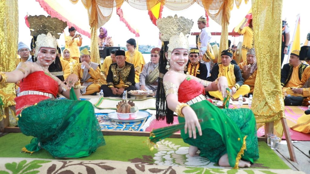 ATRAKSI BUDAYA: Bupati Bulungan Syarwani S,.Pd.M.Si bersama jajaran perangkat daerah Kabupaten Bulungan saat mengikuti serangkaian prosesi adat Biduk Bebandung di kawasan Istana Kesultanan Bulungan di Tanjung Palas tahun 2024 silam.