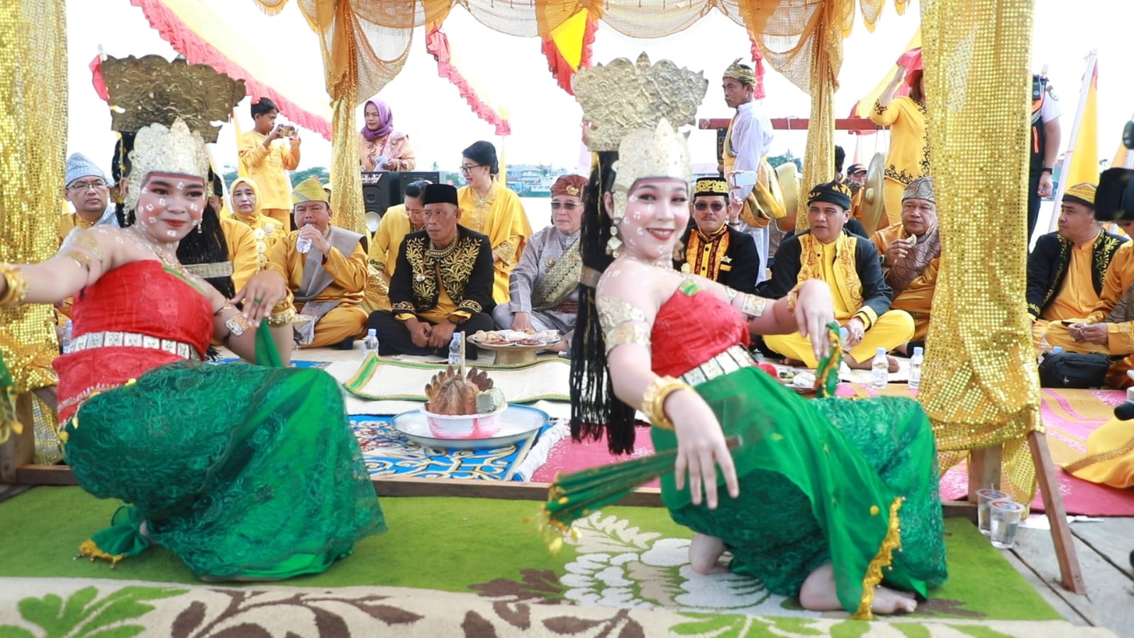 ATRAKSI BUDAYA: Bupati Bulungan Syarwani S,.Pd.M.Si bersama jajaran perangkat daerah Kabupaten Bulungan saat mengikuti serangkaian prosesi adat Biduk Bebandung di kawasan Istana Kesultanan Bulungan di Tanjung Palas tahun 2024 silam.
