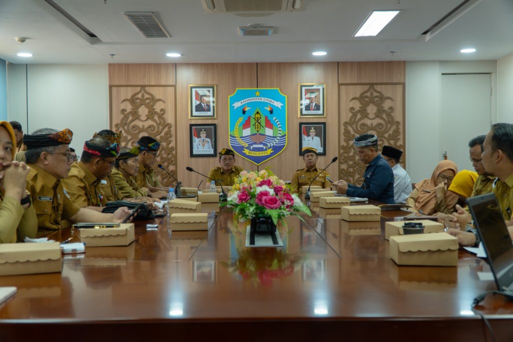 PEMATANGAN : Wagub Kaltara, Ingkong Ala, S.E., M.Si. memimpin Rapat Rencana Aksi Reformasi Birokrasi Tematik Tahun 2025, agenda pencegahan dan percepatan penurunan stunting, di Ruang Rapat Wagub Kaltara, Senin (4/8/25)