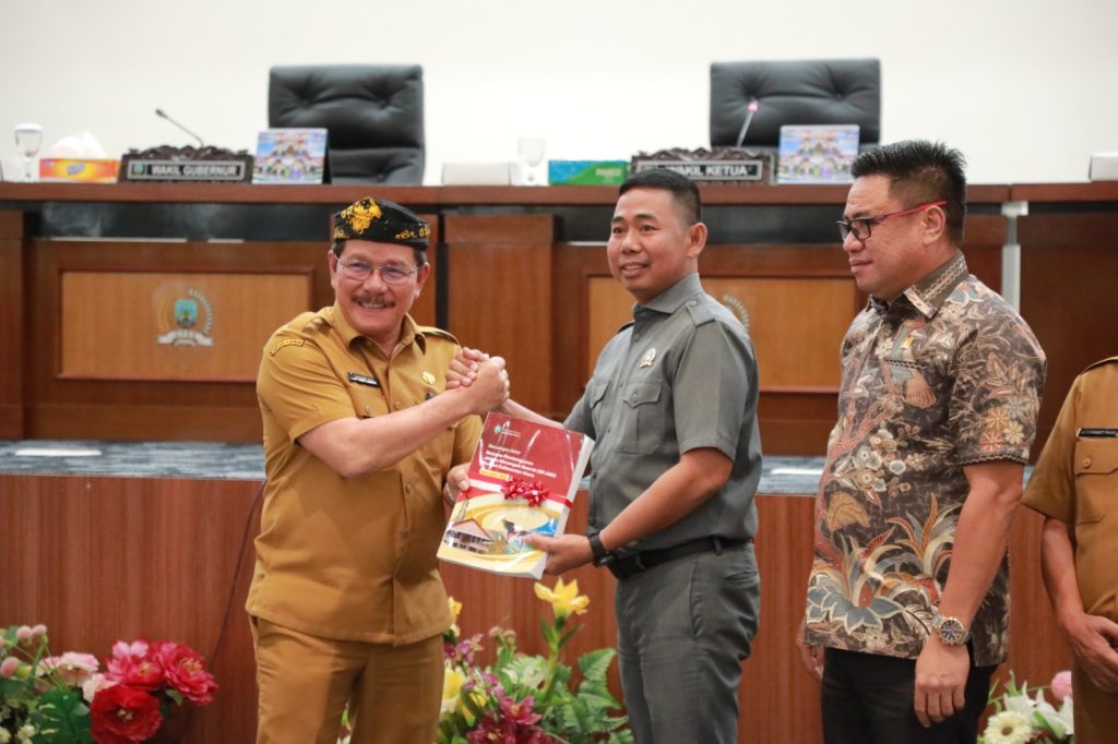 NOTA PENGANTAR : Wagub Kaltara Ingkong Ala S.E., M.Si menyampaikan Nota Pengantar Ranperda tentang RPJMD Provinsi Kaltara Tahun 2025-2029, dalam Sidang Paripurna ke-22 DPRD Kaltara, Senin (4/8/25).