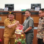 NOTA PENGANTAR : Wagub Kaltara Ingkong Ala S.E., M.Si menyampaikan Nota Pengantar Ranperda tentang RPJMD Provinsi Kaltara Tahun 2025-2029, dalam Sidang Paripurna ke-22 DPRD Kaltara, Senin (4/8/25).