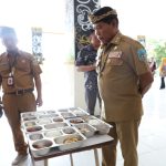 PENINJAUAN : Gubernur Kaltara, Dr H Zainal A Paliwang, SH, M.Hum meninjau langsung pelaksanaan program MBG di SMA Negeri 1 Tarakan, Senin (4/8).