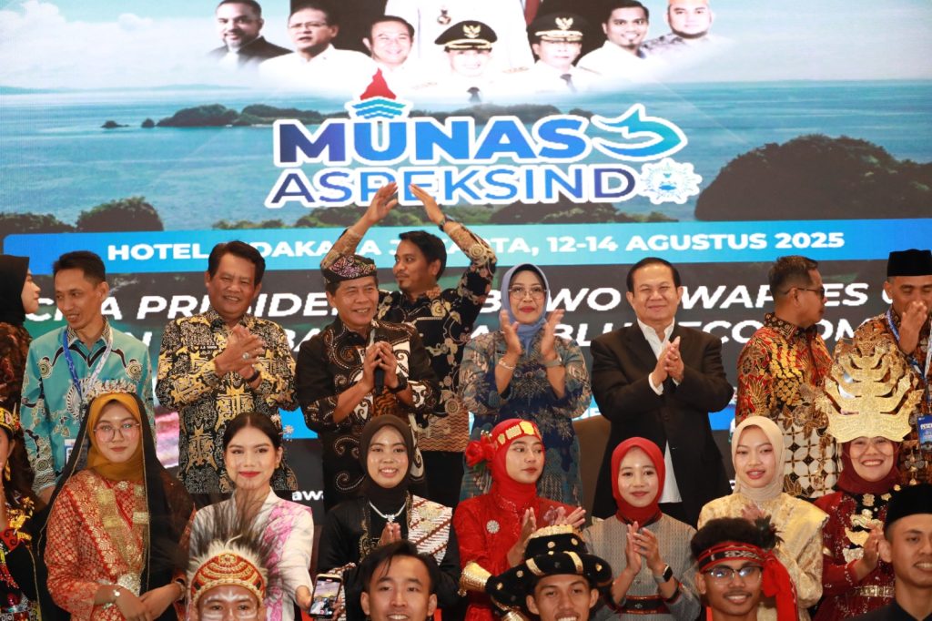 MUNAS : Gubernur Kaltara, Dr. H. Zainal A. Paliwang, S.H., M.Hum menghadiri acara pembukaan Musyawarah Nasional (Munas) ke-3 dan Hari Ulang Tahun (HUT) ke-8 Asosiasi Pemerintah Daerah Kepulauan dan Pesisir Seluruh Indonesia (Aspeksindo) 2025 di Ballroom Birawa Hotel Bidakara, Jakarta Selatan, Selasa (12/8) malam.