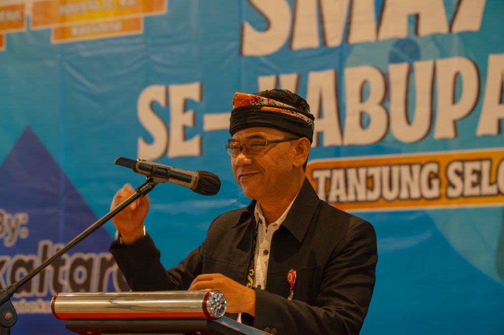 PELATIHAN : Staf Ahli Bidang Hukum, Kesatuan Bangsa, dan Pemerintahan Setdaprov Kaltara, Robby Yuridi Hatman, S.Sos., membuka kegiatan "Workshop Jurnalistik dan Materi Kepemimpinan Bagi Siswa-Siswi SMA/SMK/MAN Se-Kabupaten Bulungan".