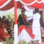 KHITMAD: Bupati Bulungan Syarwani, S.Pd.M.Si saat menyerahkan sang saka merah putih pada petugas pengibar bendera.