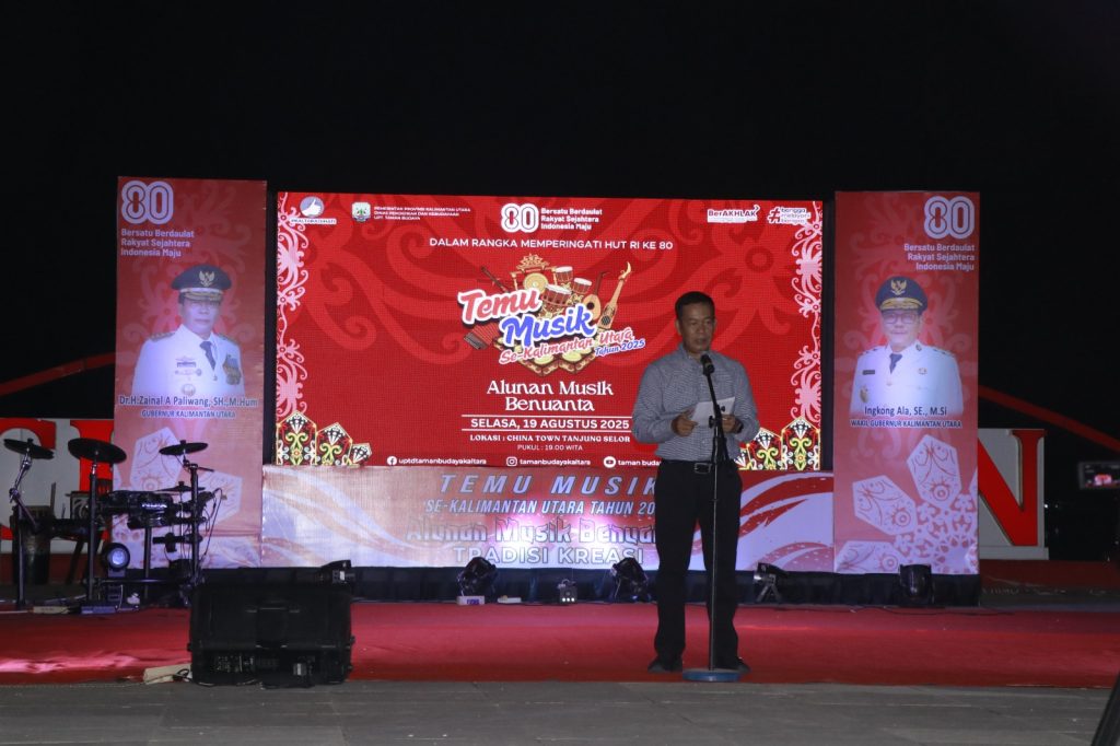 TEMU MUSIK : Asisten Bidang Pemerintahan dan Kesejahteraan Rakyat Setdaprov Kaltara, H. Datu Iqro Ramadhan, S.Sos., M.Si saat membuka acara Temu Musik se-Kalimantan Utara Tahun 2025 di Chinatown Tanjung Selor, Selasa (19/8) malam.