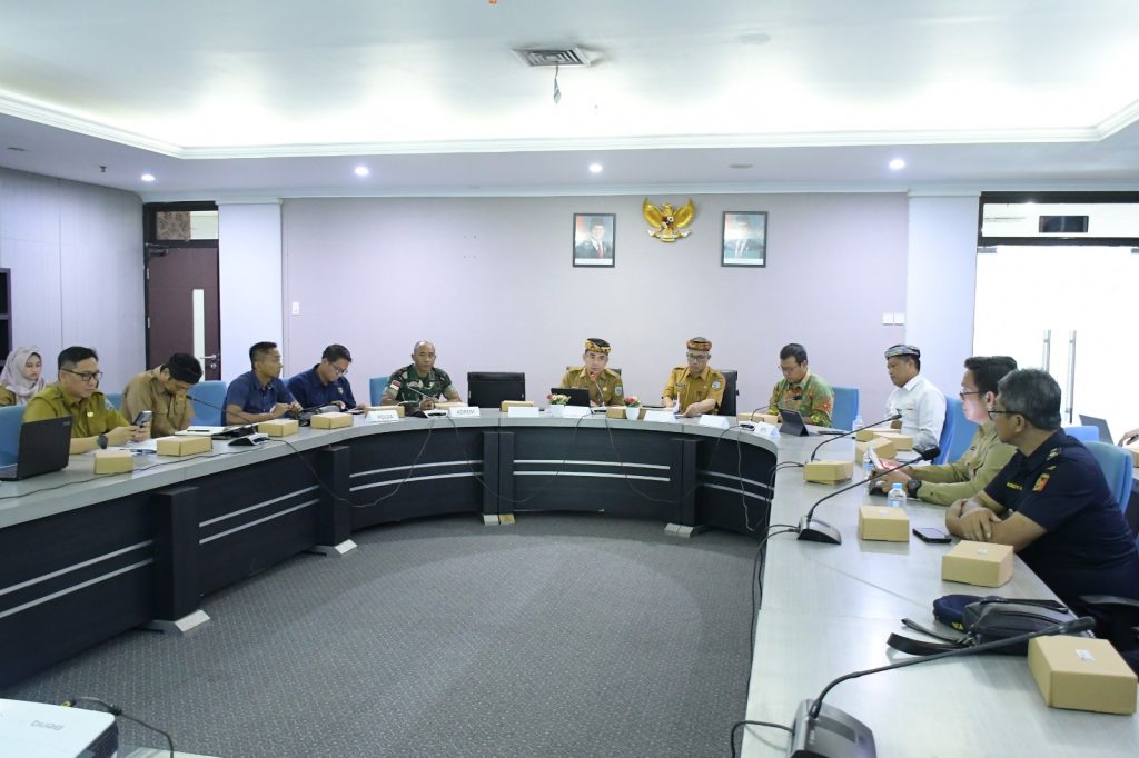 KEJAR PERTUMBUHAN EKONOMI : Pj. Sekprov Kaltara, Dr. Bustan, S.E., M.Si membuka Rakor Tim Percepatan Pertumbuhan Ekonomi Daerah Provinsi Kaltara," digelar di Ruang Rapat Benuanta Gedung Gadis 2, Selasa (19/8).