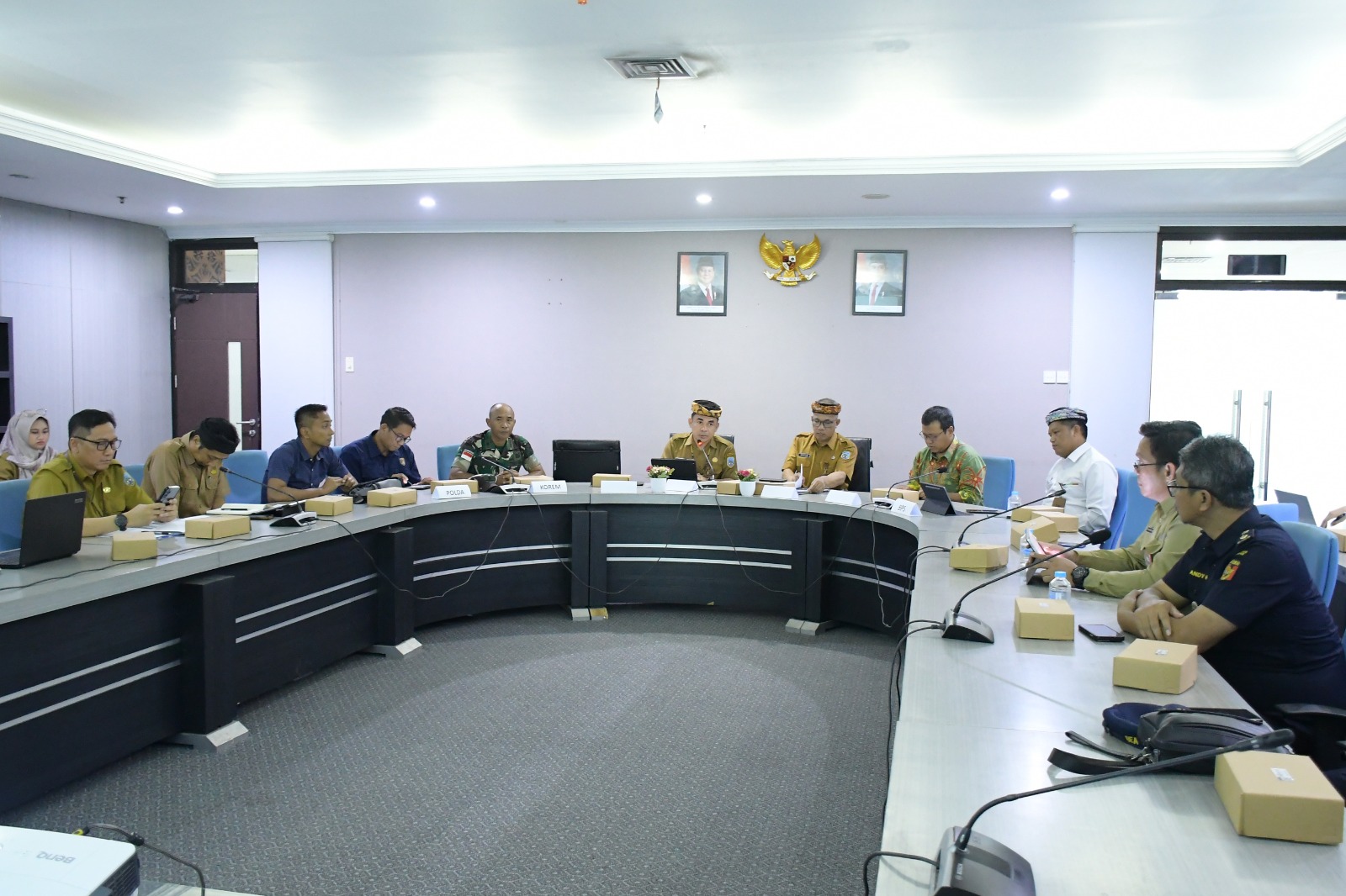 KEJAR PERTUMBUHAN EKONOMI : Pj. Sekprov Kaltara, Dr. Bustan, S.E., M.Si membuka Rakor Tim Percepatan Pertumbuhan Ekonomi Daerah Provinsi Kaltara," digelar di Ruang Rapat Benuanta Gedung Gadis 2, Selasa (19/8).