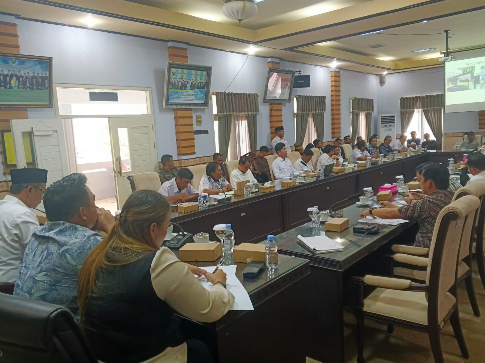 Dewan Perwakilan Rakyat Daerah (DPRD) Bulungan menggelar Rapat Dengar Pendapat (RDP) dengan warga 52 belakang Pasar Induk Tanjung Selor