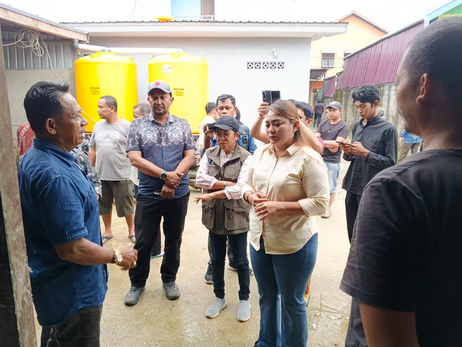 TINJAU LAPANGAN: Komisi 1 dan 2 DPRD Bulungan bersama instansi terkait lainya saat meninjau secara langsung kandang ayam potong di tengah pemukiman di RT 52 pihak DPRD meminta segera dilakukan pemidahan agar tidak terjadi kegaduhan di tengah masyarakat.