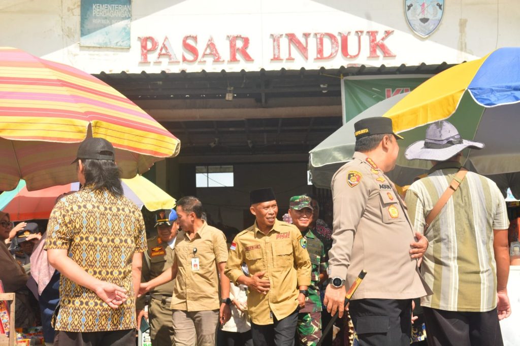 PANTAU PASAR: Bupati Bulungan Syarwani, S.Pd.M.Si bersama Sekda Bulungan H.Risdianto, S.Pi.M.Si dan OPD teknis saat meninjau secara langsu kondisi Pasar Induk Tanjung Selor yang tahun ini mulai dikerjakan perbaikan akses jalan hingga drainase.