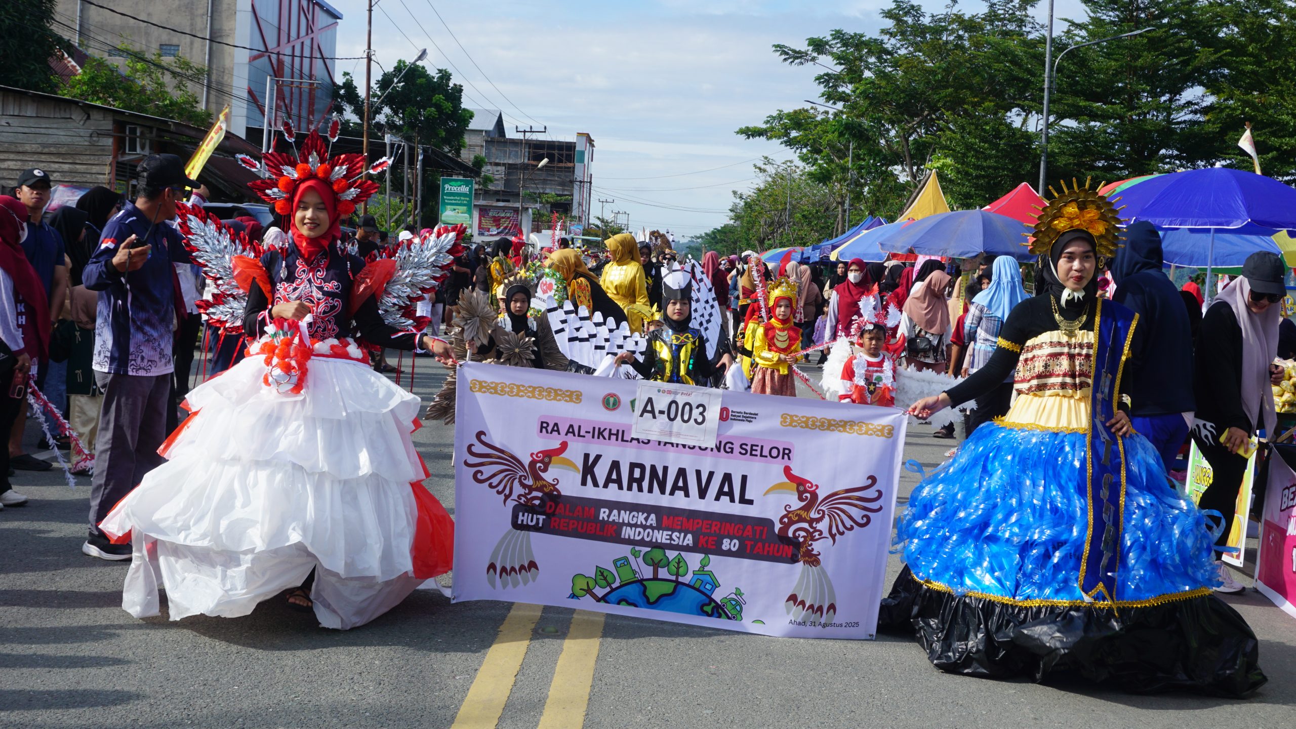 MERIAH: Karnaval Kreasi Daerah yang diselenggarakan pengurus Persatuan Guru Republik Indonesia (PGRI) Bulungan di kawasan Tebu Kayan depan Markas Damkar berlangsung meriah.