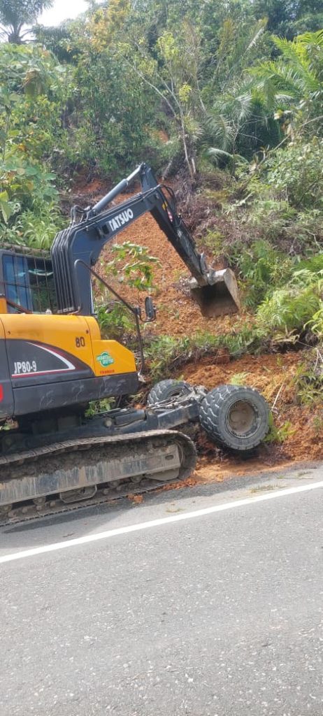 DITANGANI:BPBD Bulungan gerak cepat tangani longsor yang menutupi akses jalan utama dari Baratan ke Tanjung Palas (Foto:Pemda Bulungan)