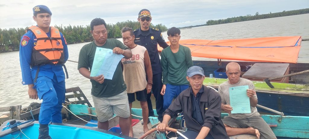 PATROLI: Dinas Kelautan dan Perikanan (DKP) Kaltara bersama Polairud Polresta Bulungan serta Kelompok Masyarakat Pengawas (Pokmaswas) melakukan operasi pengawasan terpadu di perairan muara Bulungan, Rabu (17/9/25).