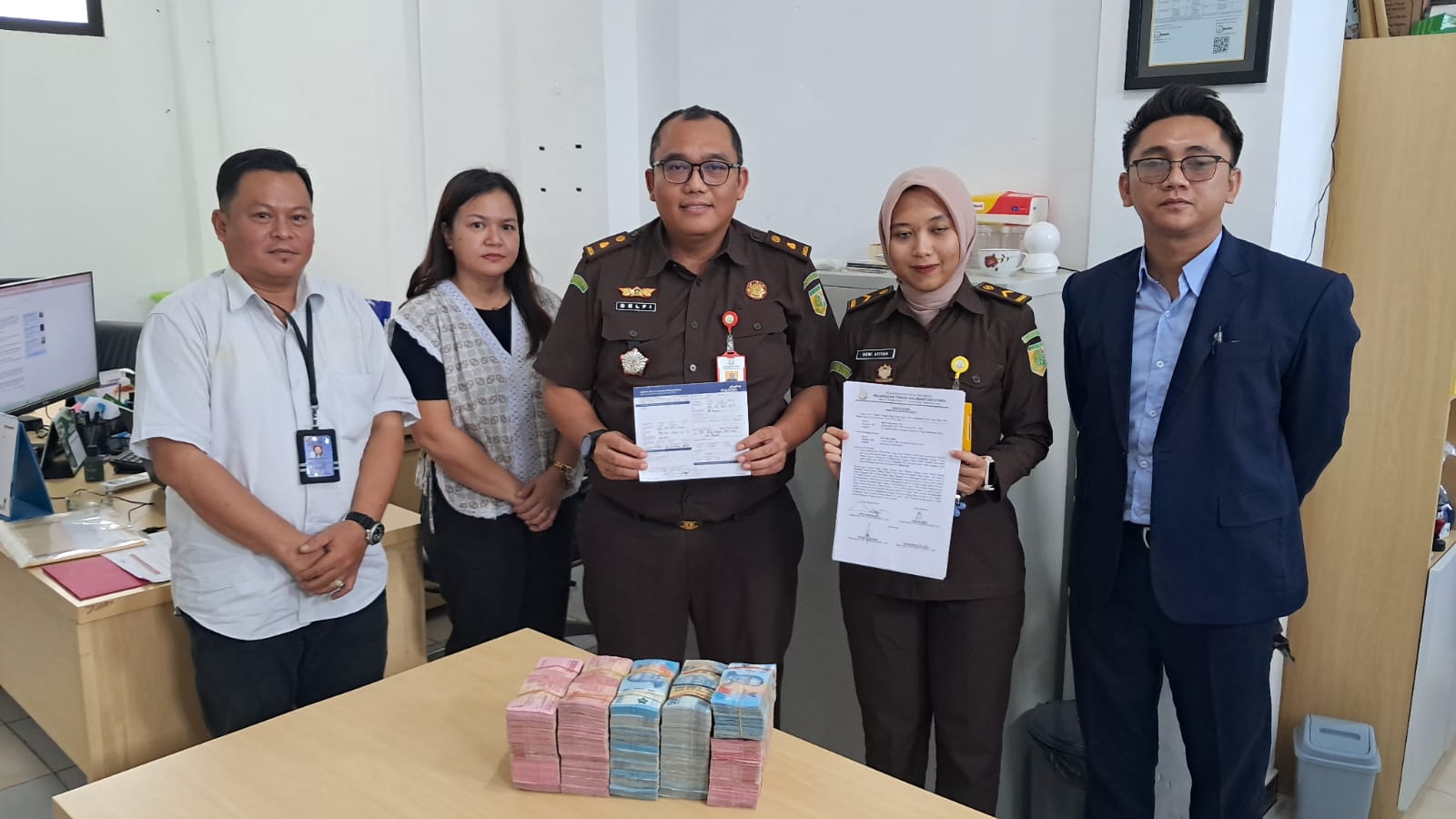 DIKEMBALIKAN: Kuasa hukum dari Kantor Pengacara dan Konsultan Hukum Efendi SH, M.Hum & Rekan yang diwakili oleh Oche William Keintjem, SH, MH, mengembalikan dana perkara proyek di Badan Pengembangan Sumber Daya Manusia (BPSDM) Kaltara sebagai bentuk itikad baik dari pihak keluarga MP.