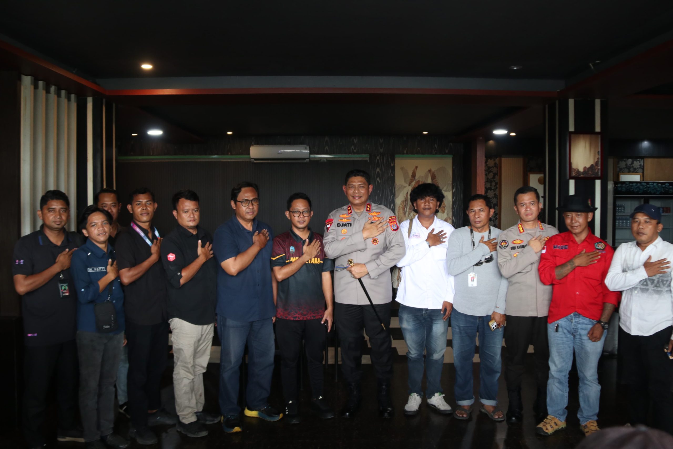 PERTEMUAN: Kapolda Kaltara Irjen Pol. Djati Wiyoto Abadhy, S.I.K menggelar pertemuan dengan wartawan dari berbagai media (PWI, IJTI, SMSI dan JMSI) yang ada di Provinsi Kaltara bertempat di Leppak Komai Tanjung Selor Kabupaten Bulungan. Selasa (30/09/25)