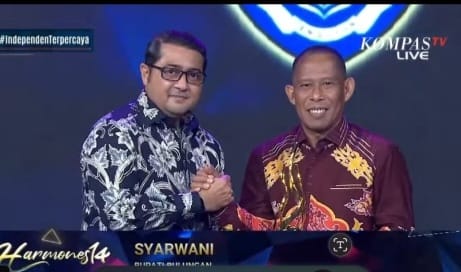 PRESTASI GEMILANG: Menteri Ekonomi Kreatif Teuku Riefky Harsya saat menyerahkan penghargaan Apresiasi Daerah Peduli Pengembangan Usaha Mikro, Kecil, dan Menengah (UMKM) dan Potensi Sumber Daya Lokal dari Kompas TV. dalam acara Hari Ulang Tahun (HUT) ke-14 Kompas TV, Jakarta, Kamis (11/9/25).