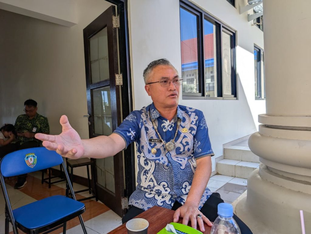 Bupati Malinau Wempi W. Mawa, S.E., M.H saat menjelaskan, program "PESAT" kini sudah memasuki periode kedua dan mampu menyerap lebih dari 500 orang tenaga kerja lokal, Senin (22/9/25)