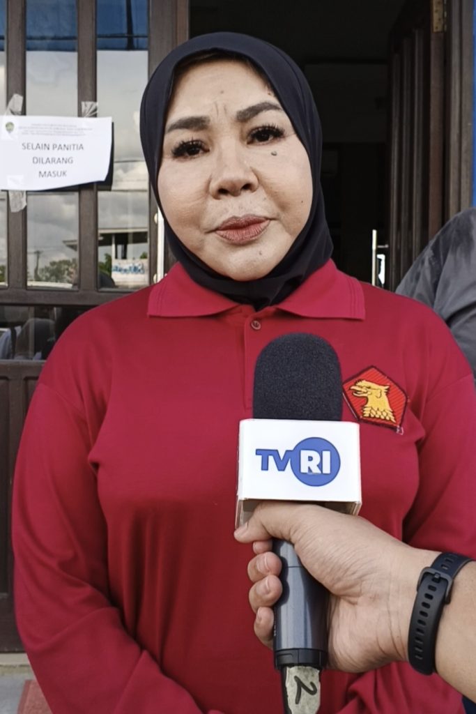 Anggota Komisi VII DPR RI, Rahmawati Zainal Paliwang saat menghadiri final Festival Sungai Kayan 2025 dalam rangkaian Hari Ulang Tahun Kabupaten Bulungan, di Dermaga Pelabuhan VIP Kayan I Tanjung Selor pada Rabu (8/10/25).