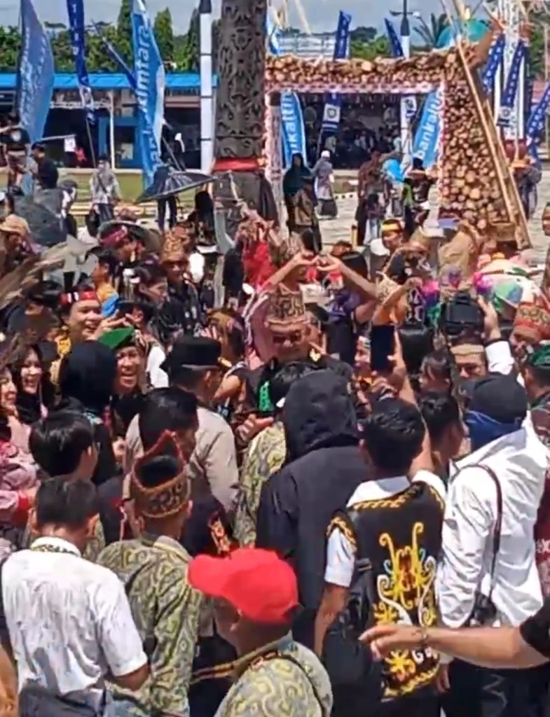 Bupati Malinau Wempi W Mawa saat berada di tengah kerumunan masyarakat Dayak Tengalan saat prosesi menari bersama di tengah lapangan Padan Liu Burung, Rabu (15/10/25)