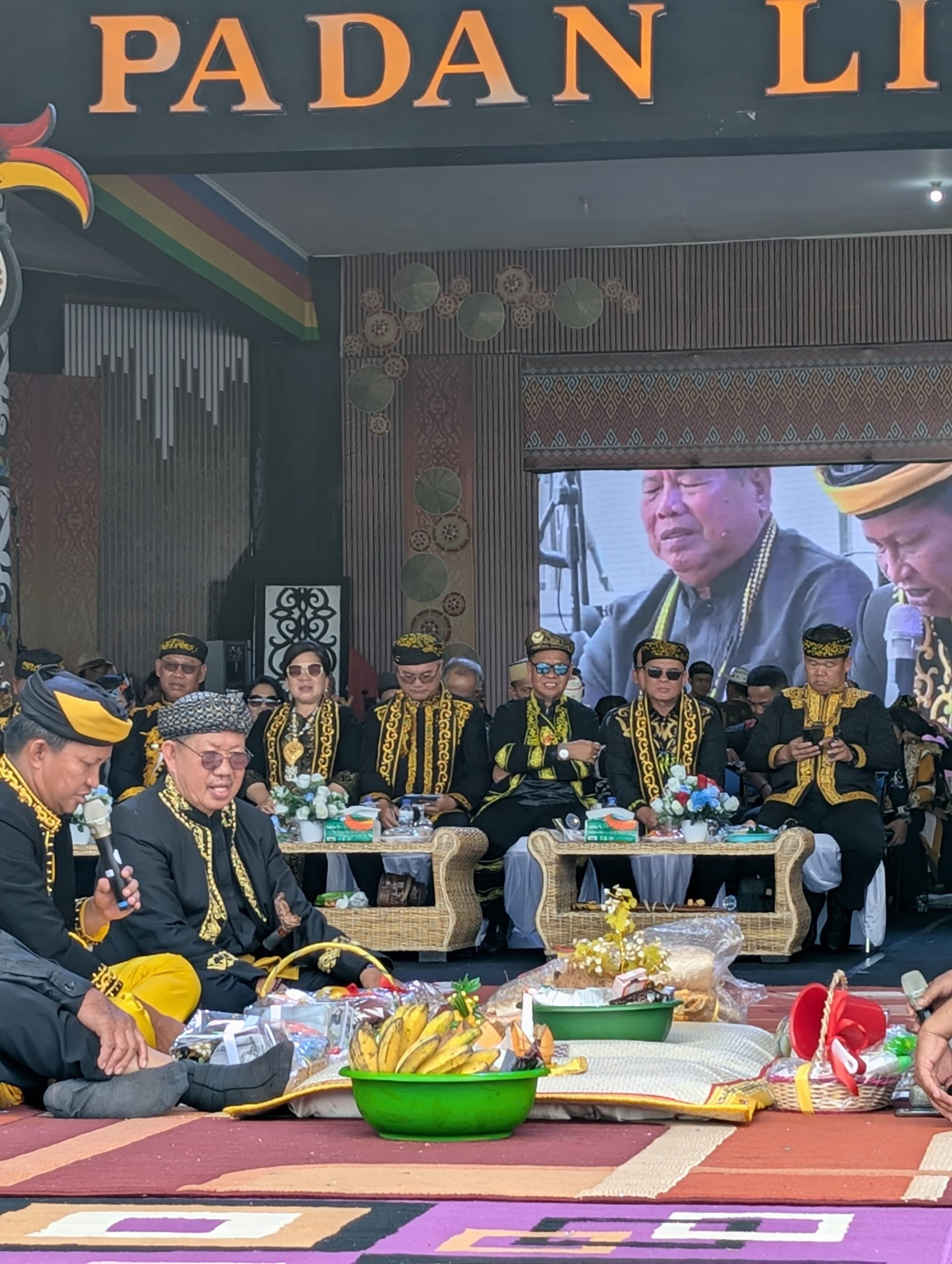 ‎PROSESI ADAT: Para tokoh adat Tidung menggelar prosesi Beseruan lamaran adat tradisi masyarakat Tidung sebagai upaya memperkenalkan tradisi pada generasi muda