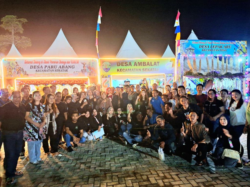 PENILAIAN: Tim juri dari Dinas Pemberdayaan Masyarakat dan Desa (DPMD) saat melakukan pemantauan 74 stand desa pada momentum HUT Bulungan di Kebun Raya Bundayati Tanjung Selor.