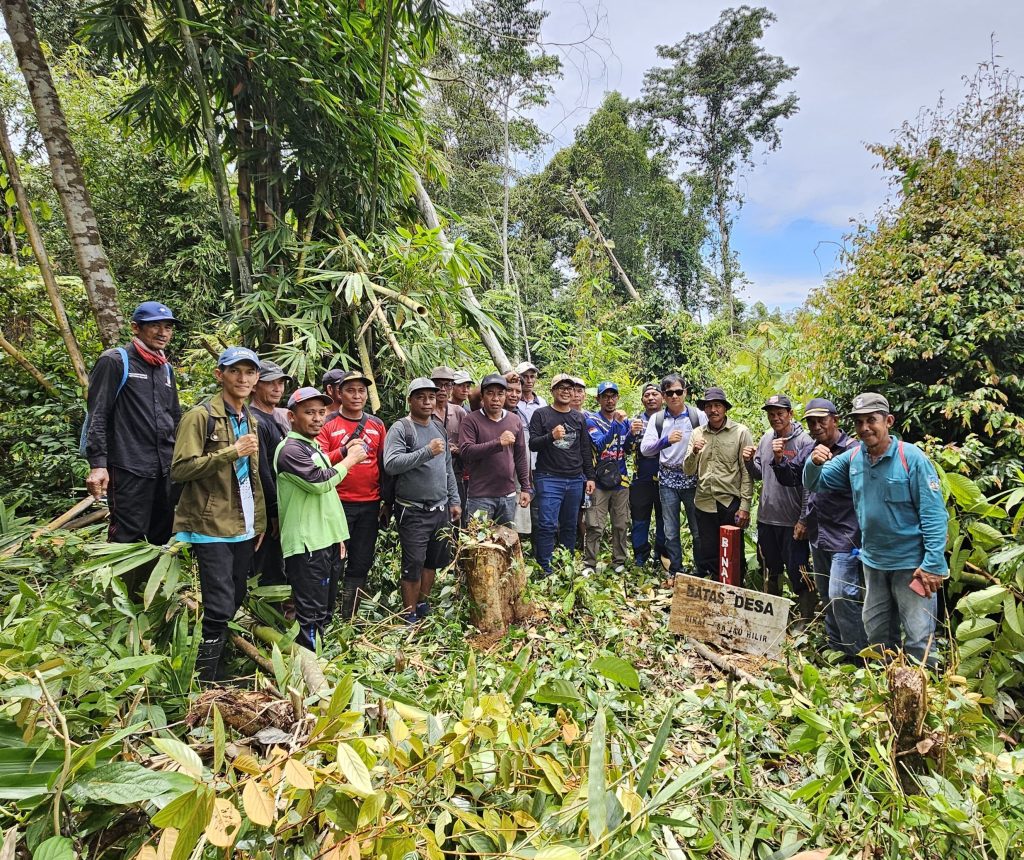 BATAS DESA: Tim DPMD Bulungan, kecamatan dan kelurahan melakukan pemasangan 5 pilar yang menjadi titik batas antara Desa Binai dan Sajau Hilir