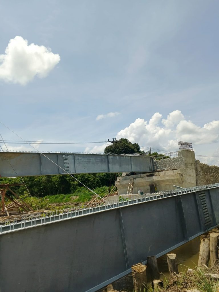 Proses pembangunan jembatan permanen di wilayah Teras Baru sebagai penghubung utama dari Tanjung Palas ke Desa Slimbatu.