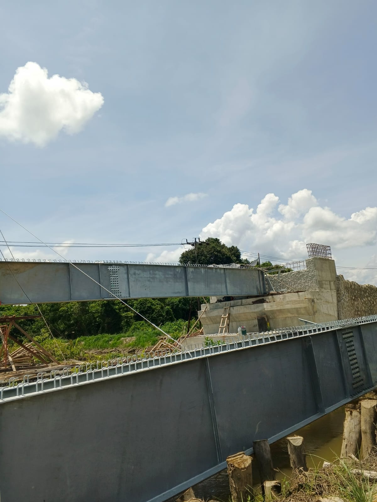 Proses pembangunan jembatan permanen di wilayah Teras Baru sebagai penghubung utama dari Tanjung Palas ke Desa Slimbatu.