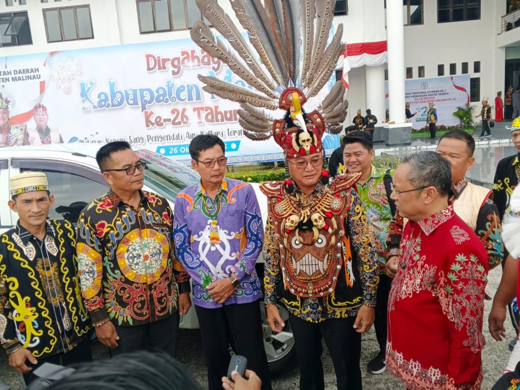 Anggota DPR RI Fraksi PDI Perjuangan saat menyerahkan bantuan mobil operasional Gereja GKI Mahak Baru diterima langsung oleh Bupati Bulungan Wempi W Mawa, Minggu (26/10/25)