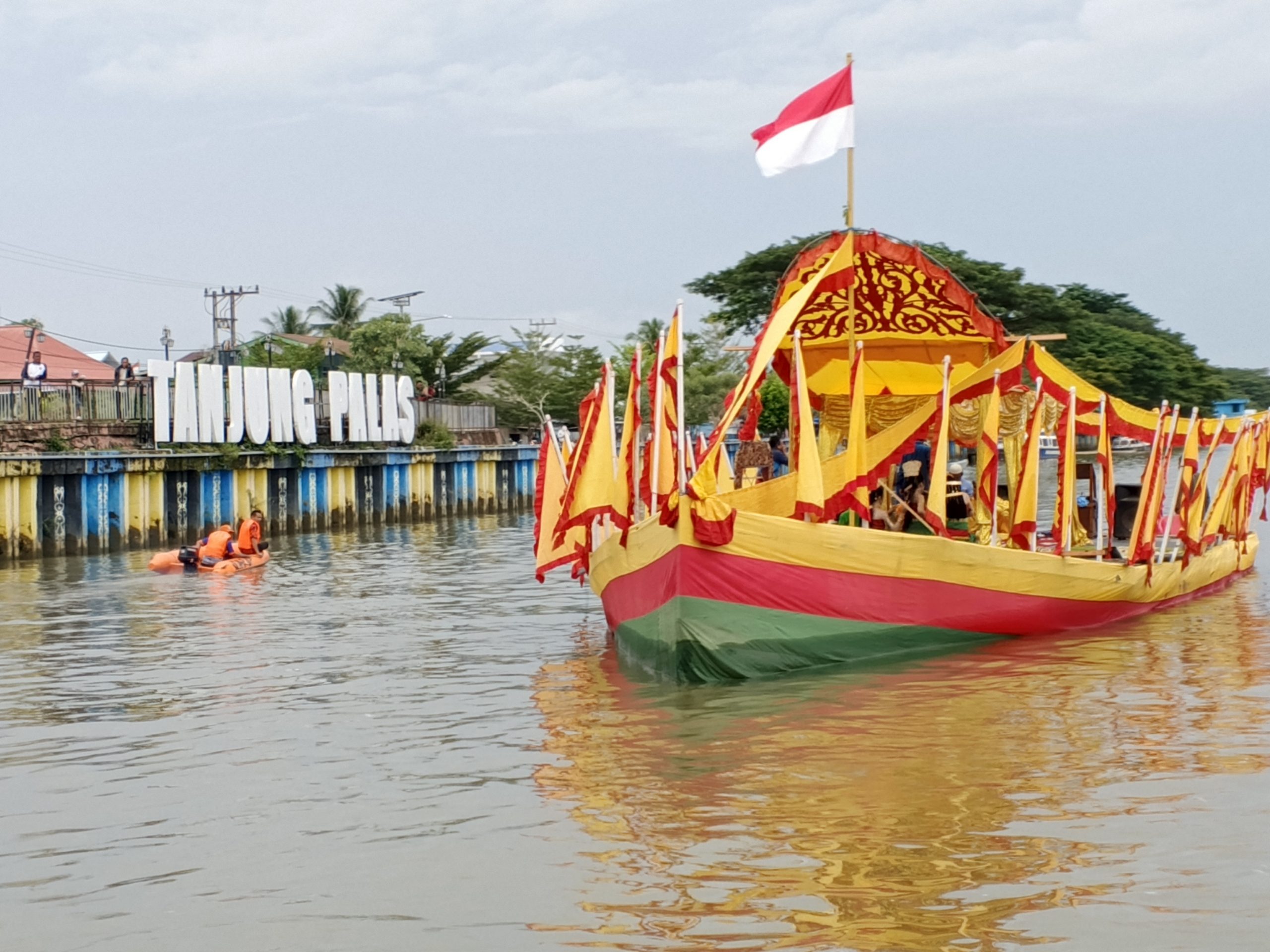 Perahu Biduk Bebandung Tradisi Kesultanan Bulungan saat menyambut tamu dalam prosesi adat HUT Bulungan. (foto:Dedi Suhendra)