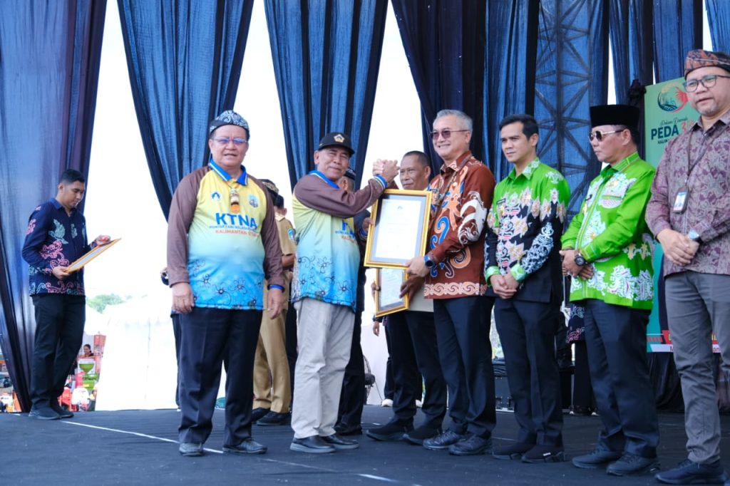 PENGHARGAAN: Bupati Malinau, Wempi W. Mawa dianugerahi Tanda Kehormatan Adhi Bhakti Tani Nelayan sebagai pengakuan atas kiprahnya mendorong sektor pertanian dan perikanan di wilayah perbatasan.