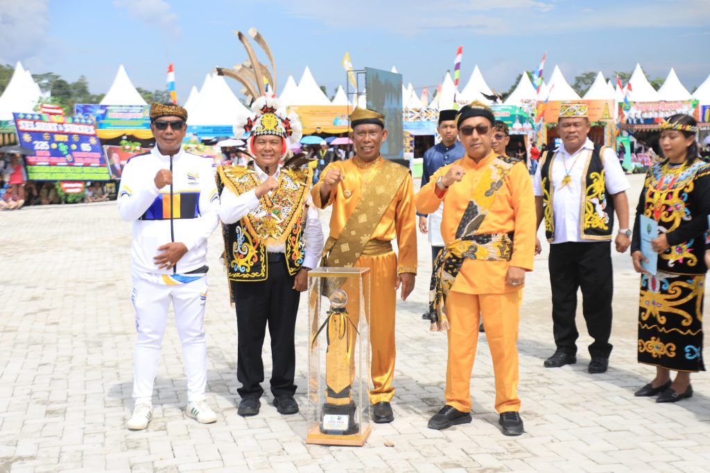 Bupati saat menyerahkan tropi kepada Camat Tanjung Selor selaku juara umum Porkab II