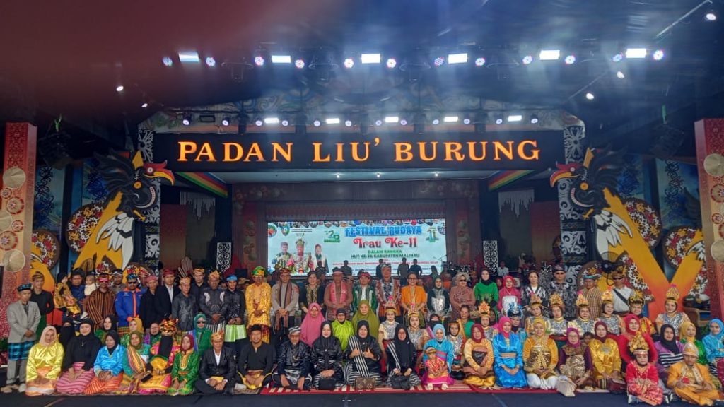 Bupati Malinau Dr. Wempi W Mawa, S.E., M.M. menghadiri Upacara Adat Sulawesi Tenggara yang digelar oleh Paguyuban Kerukunan Keluarga Sulawesi Tenggara (KKST) Kabupaten Malinau, Selasa (14/10/25).