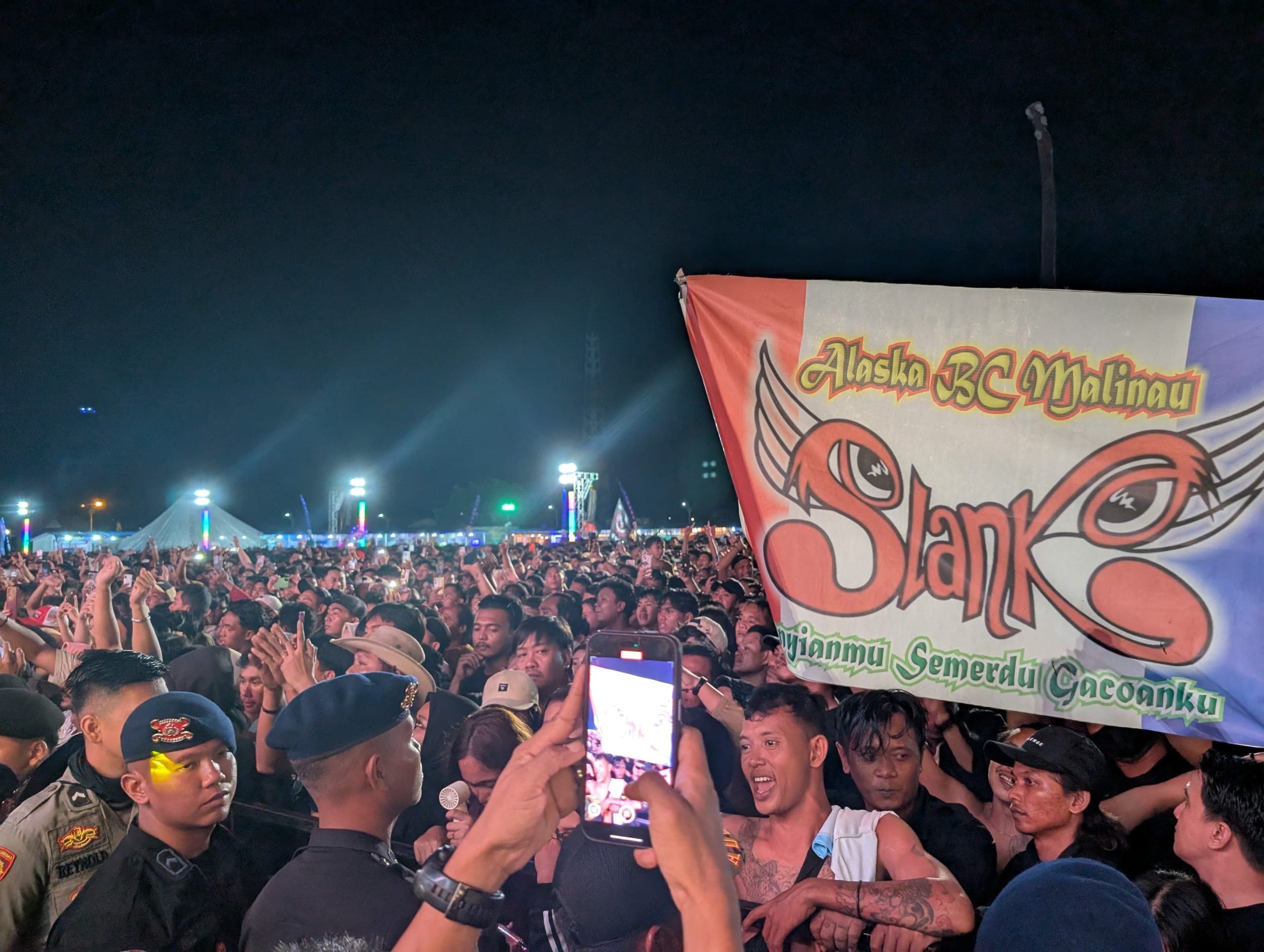 LUAR BIASA: Puluhan ribu penonton berkumpul di Lapangan Padan Liu’ Burung Malinau terpukau dengan penampilan kolaboratif antara Slank dan Uyau Moris bahkan sorakan dan antusias penonton seakan menggetarkan panggung utama Irau Malinau 2025