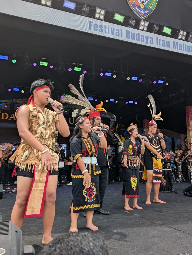 MERIAH: Ribuan warga memadati area utama untuk menyaksikan penampilan tarian kolosal 1.000 penari yang menggambarkan kekayaan budaya dan semangat persatuan masyarakat Malinau.