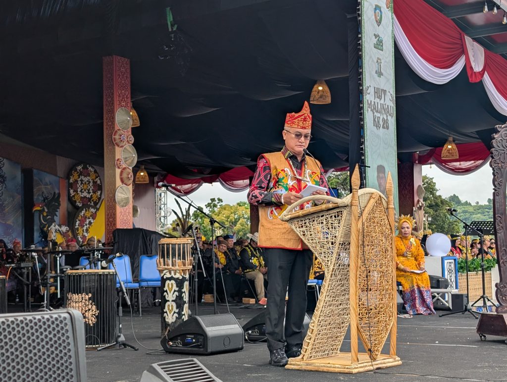 PEMBUKAAN: Bupati Malinau, Wempi W Mawa membuka festival Irau ke-11 yang dilaksanakan di Lapangan Padan Liu Burung