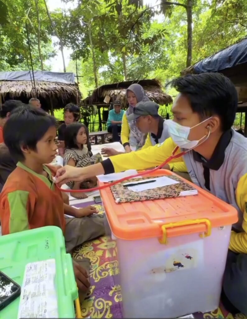 PUSKESMAS KELILING: Petugas kesehatan Puskesmas Bumirahayu saat melakukan pemeriksaan periodik di pemukiman masyarakat Punn Batu Benau.