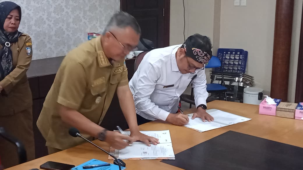 KESEPAKATAN: Bupati Malinau, Wempi W. Mawa melakukan penandatanganan nota kesepakatan tentang Penguatan Tata Kelola Pemerintahan bersama Badan Pengawas Keuangan dan Pembangunan (BPKP) Kaltara, di ruangan Intulun Kantor Bupati Malinau, Senin (03/11/25).