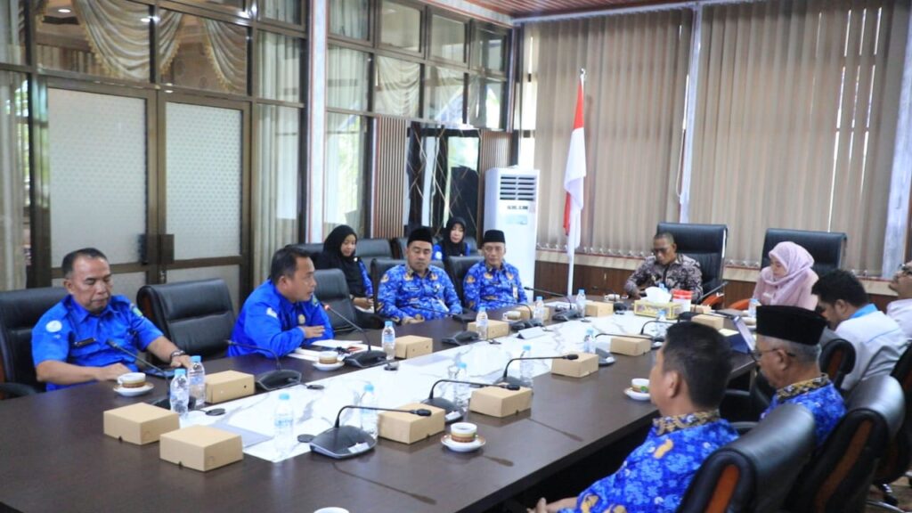 PAPARAN: Ombudsman Perwakilan Provinsi Kaltara menyerahkan Laporan Hasil Pemeriksaan (LHP) terkait penyesuaian tarif air di PDAM Danum Benuanta, bertempat di Ruang Rapat Bupati, Senin (17/11)