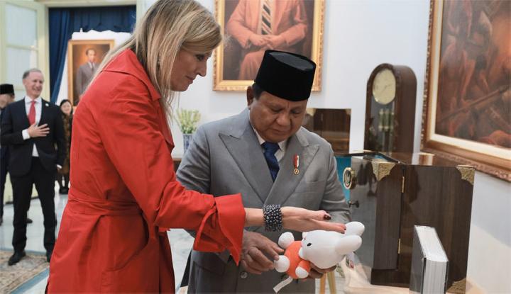 Presiden Prabowo Subianto menerima cendera mata dari Ratu Belanda Maxima Zorreguieta Cerrut di Istana Merdeka, Jakarta Pusat, 27 November 2025. Ratu Maxima memberikan hadiah untuk Bobby, kucing peliharaan Prabowo, sebuah boneka memakai jersei oranye. Tim Komunikasi Presiden