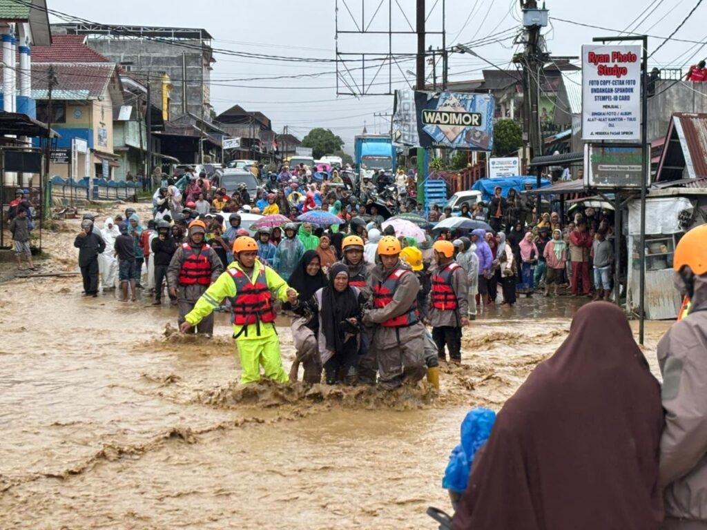 EVAKUASI: Petugas BPBD dibantu warga dan instansi terkait lainnya saat melakukan evakusai terhadap para korban bencana banjir bandang di Sumatera Utara.